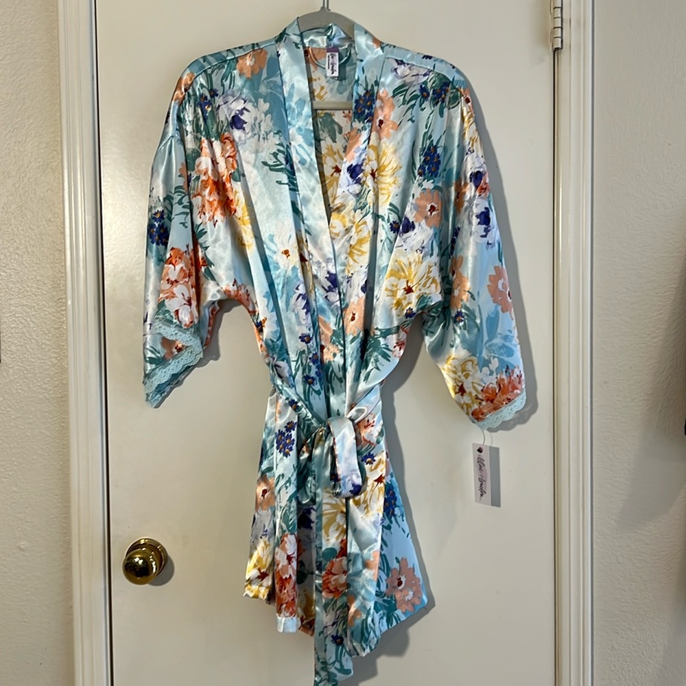 Lilac & London Women’s Short Floral Robe NWT